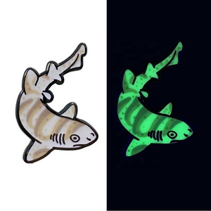 Venta al por Mayor de Pins Luminosos de Metal con Diseños Personalizados de Criaturas Marinas - Product Image 4