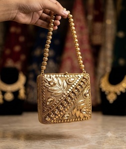 Sac à main F S INTERNATIONAL fait main, plaqué or, avec fermoir Kundan, orné de perles et de pierres en relief, avec chaîne dorée, idéal pour les mariages et les événements en extérieur - Product Image 1