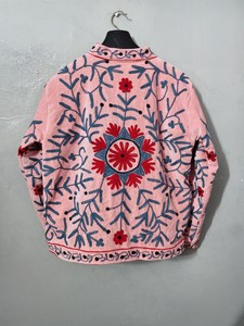 Chaqueta de terciopelo rosa estilo bohemio moderno, hecha a mano, con bordado floral Suzani, abrigo de invierno, blazer artesanal, prenda de alta costura. - Product Image 4