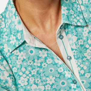 Polo pour femme à imprimé floral, manches courtes, bleu clair et blanc, tissu tricoté décontracté, respirant, longueur normale - Product Image 3