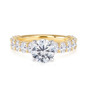 Anillo de Compromiso con Diamante de Corte Redondo de 2.20CT, Banda Pavé de Oro Amarillo de 14K, Joyería Fina Nupcial Personalizada, Fabricante Mayorista - Product Image 1