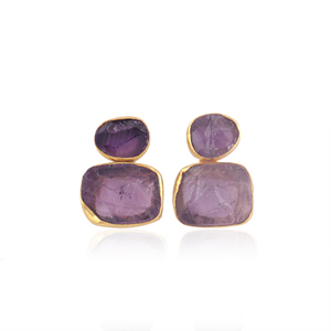 Boucles d'oreilles pendantes géométriques en améthyste violette, laiton plaqué or 18 carats, serti clos, fermeture à bouton-poussoir, pierre brute, style ethnique unique et affirmé - Product Image 1