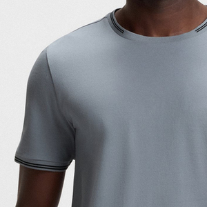 T-shirt pour homme en coton uni, design décontracté, doux, respirant et confortable, avec logo personnalisable, idéal pour l'été. - Product Image 3