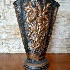 Soporte para Paraguas de Metal Oscuro con Diseño Floral Grabado, Ideal para Decoración de Entrada de Lujo, Agrega un Toque Real y Artístico - Product Image 1