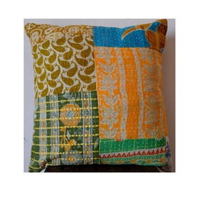 Housse de coussin carrée réversible vintage bohème brodée à la main en coton indien Kantha personnalisable pour la décoration d'hôtel et de maison - Product Image 3