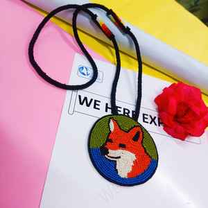 Collier pendentif renard artisanal perlé avec perles orange, blanches, noires, rouges, vertes et bleues et cordon long pour un style artistique traditionnel - Product Image 1