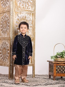 Ensemble kurta et pyjama pour garçons Titrit, en velours doux et orné, tenue ethnique de luxe pour enfants, idéale pour les fêtes et les mariages. - Product Image 3