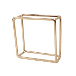 Ronds de serviette carrés en acier inoxydable de haute qualité rehaussent la valeur perçue de la vaisselle et des draps. - Product Image 3