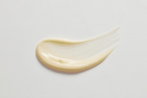 เรตินอล 500 IU และแพนทีนอล ครีมลดเลือนริ้วรอยสูตรเข้มข้นเพื่อผิวกระจ่างใส ยกกระชับ ยืดหยุ่น และเติมความชุ่มชื้นในรูปแบบหลอด - Product Image 6