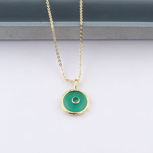 Collar al por mayor de ónix verde delicado con pequeño colgante redondo con detalles de circonita cúbica y textura, cadena chapada en oro. - Product Image 4