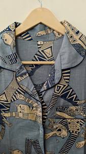 Ensemble de pyjama élégant pour femmes en coton bleu indigo tissé et imprimé à la main, ensemble de vêtements de détente artisanal en deux pièces, motif de chat fantaisiste, été - Product Image 5