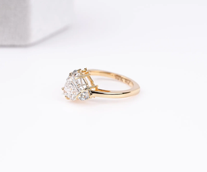 Anillo de compromiso y boda personalizado para ella, de oro macizo de 10k, 14k o 18k, con diamante cultivado en laboratorio con corte de cabeza de caballo, de lujo, para mujer. - Product Image 3