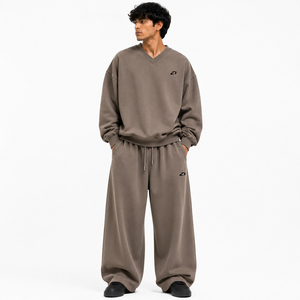 Ensemble de survêtement ample pour homme 2 pièces, vente en gros, sweat-shirt oversize à col en V, pantalon large en molleton de coton, épaules tombantes, logo personnalisé - Product Image 1