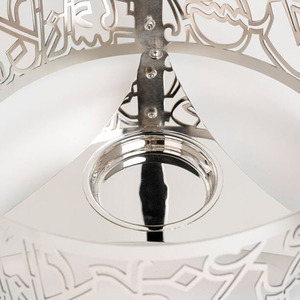 Plat à réchaud élégant en métal argenté martelé avec couvercle en dôme et support découpé, idéal pour les fêtes et la présentation lors des services de traiteur - Product Image 5