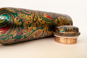 Bouteille d'eau artisanale en cuivre Paisley 1 litre, flacon ayurvédique fait main, vaisselle décorative réutilisable, cuivre indien traditionnel - Product Image 4
