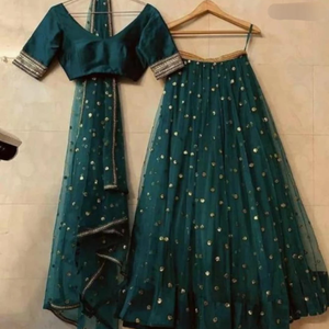 ชุดเลเฮนกาโชลีผ้าฝ้ายสีเขียวเข้มสุดหรู พร้อมงานปักเลื่อมและผ้าคลุมไหล่เข้าชุด สำหรับเด็กผู้หญิง สวมใส่ในงานปาร์ตี้แบบดั้งเดิม - Product Image 4