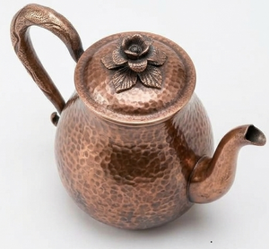 Tetera de Cobre Martillado Vintage con Tapa Floral y Asa Retorcida, Idea de Regalo Única para Café y Té - Product Image 1