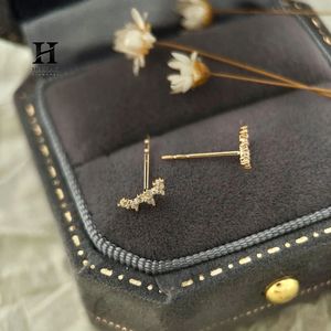 Pendientes de Diamantes Curvos Delicados en Forma de Racimo – Oro de 14k con Diamantes Certificados – Fabricante de Joyería Fina - Product Image 4
