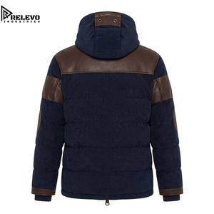 เสื้อแจ็คเก็ตพัฟเฟอร์ผู้ชายคุณภาพสูงแบบ OEM สำหรับฤดูหนาว สีน้ำเงินกรมท่า ผ้าวูลเนื้อสัมผัสนุ่ม แต่งแผงหนังเทียมสีน้ำตาล พร้อมฮู้ด - Product Image 2