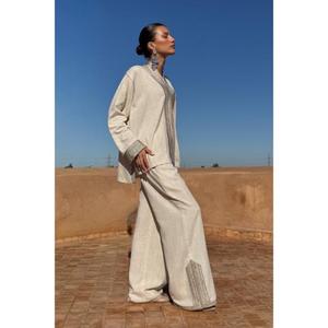 Ensemble Nazim tendance en deux pièces, en lin naturel doux, avec un haut décontracté à col haut et des boutons Sfifa - Product Image 3
