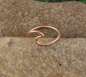 Bague ajustable artisanale en argent sterling plaqué or rose, sertie de pierres, motif vague océanique minimaliste, style surf, enroulée de fil, pour la plage - Product Image 5