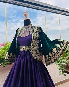 Robe traditionnelle afghane Kuchi pour femmes, robes décontractées, robe longue violette, boléro en velours vert, vêtements ethniques brodés de lourds motifs dorés - Product Image 5