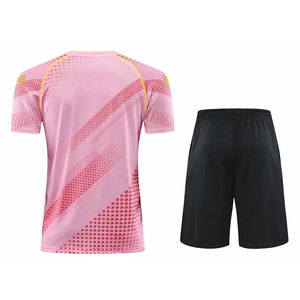 Ensemble de maillot de tennis rose sublimé avec short noir, col en V, manches courtes, tissu respirant en mesh pour adultes - Product Image 2