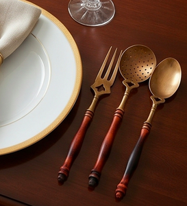 Juego de cubiertos vintage de latón con mango de madera, resistente al óxido, ideal para uso en catering y uso doméstico. - Product Image 3