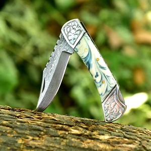 Couteau pliant artisanal en acier Damas avec fourreau en cuir pour la chasse et l'extérieur - Product Image 6