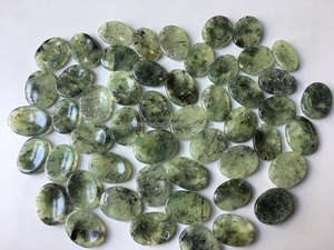 Pierre de préhnite naturelle, pierre de préoccupation, polie à la main, cristal de guérison, pierre pour le pouce - Product Image 3