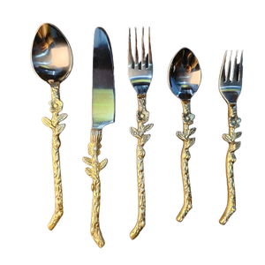 Juego de Cubiertos de 5 Piezas con Textura de Rosa Dorada, Cuchara para Cena, Cuchillo, Tenedor para Cena, Cuchara para Té y Tenedor para Ensalada con Mangos de Hojas de Flores. - Product Image 1