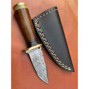 มีดสกินเนอร์เหล็กดามัสกัสทำมือ ด้ามจับตามหลักสรีรศาสตร์ เหมาะสำหรับตั้งแคมป์กลางแจ้ง พร้อมปลอกหนังทนทาน - Product Image 3