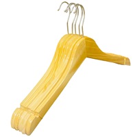 Cintres en bois de pin personnalisés abordables de grande qualité à faible quantité minimale de commande pour les acheteurs en gros