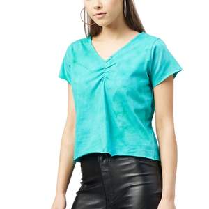 เสื้อยืดคอกว้างแขนสั้นดีไซน์ใหม่สำหรับผู้หญิง สไตล์ลำลอง จับจีบด้านหน้า ผ้าคอตตอนผสม ขายส่ง รับผลิตแบบ OEM พร้อมสกรีนโลโก้ - Product Image 4