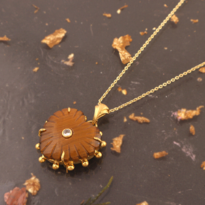 Collar con colgante de corazón tallado a mano en piedra natural de ojo de tigre de alta calidad con circonitas multicolor y chapado en oro de 18k. - Product Image 3