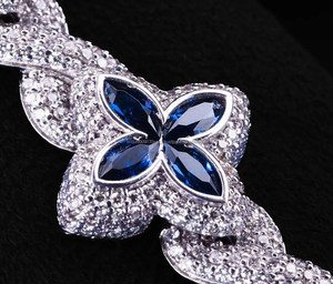 Esta lujosa pulsera de moissanita presenta un elegante diseño floral inspirado en mariposas, realzado con un azul real intenso. - Product Image 4