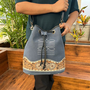 Western Boot Stitch Hand Tooled Suede Leather Bolso de cubo para mujer Vintage de cuero genuino Bolsos cruzados con una sola correa para el hombro - Product Image 2