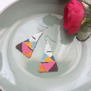 Pendientes triangulares con cuentas hechos a mano, patrón geométrico multicolor, joyería para mujer, accesorios para fiestas, regalos - Product Image 1