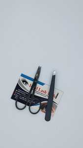 Juego de tijeras y pinzas para cejas de acero inoxidable de calidad premium en color negro para dar forma y recortar las cejas. - Product Image 2