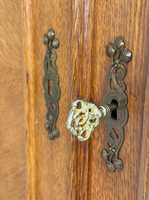 Armoire contemporaine en bois de manguier massif faite à la main avec portes coulissantes, 4 étagères et 4 tiroirs - Meuble de rangement pour chambre à coucher