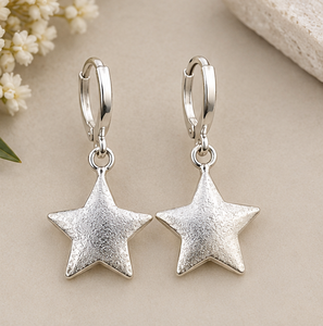 Elegantes Pendientes Colgantes de Plata con Forma de Estrella Texturizada, Acabado Metálico Brillante y Diseño Celestial Moderno para Joyería de Moda al por Mayor - Product Image 1