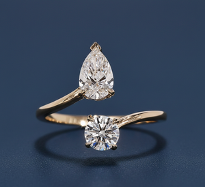 Anillo de Compromiso con Diamante Cultivado en Laboratorio de 1.25CT, Corte Pera y Redondo, VVS2, Certificado IGI, Oro Amarillo, Banda Abierta, Joyería Personalizada al por Mayor - Product Image 1