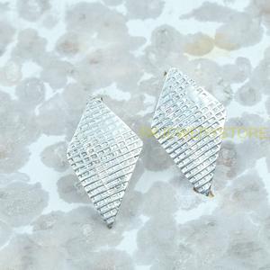 Pendientes de Plata Hechos a Mano con Forma de Diamante Texturizado para Mujer, Pendientes Geométricos Minimalistas, Joyería Moderna para Regalo - Product Image 6