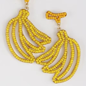 ต่างหูแบบคลาสสิกประดับลูกปัดทำมือสำหรับผู้หญิงและเด็กผู้หญิง ดีไซน์รูปกล้วยจากอินเดีย - Product Image 1