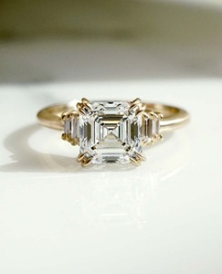 แหวนทองคำขาว 14K ทรง Asscher Cut ประดับเพชรเม็ดเดี่ยว 2.50 กะรัต ตัวเรือนแบบ Double 4 Claw Setting สำหรับเพชรที่ได้รับการรับรองความใส VS+ เหมาะสำหรับเป็นเครื่องประดับเจ้าสาวในงานแต่งงาน - Product Image 1