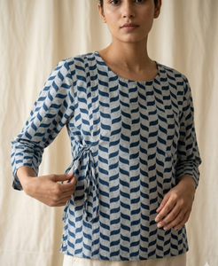 Kurti court en coton imprimé bleu et blanc pour femme, col rond, manches trois quarts, détail de nouage latéral, coupe ample, tenue ethnique pour tous les jours - Product Image 3