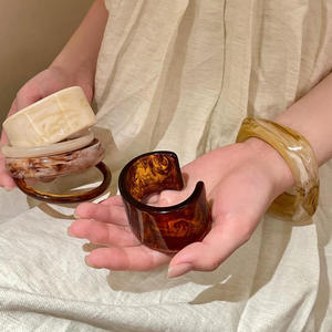 Brazalete de Resina de Diseño Premium para Mujer |   Elegantes Brazaletes Hechos a Mano Estilo Indio, Artesanía en Resina - Product Image 1
