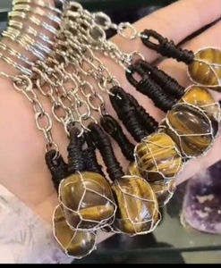 Porte-clés artisanal en cristal d'œil de tigre naturel, poli, respectueux de l'environnement, avec cordon en macramé noir, pierre précieuse de guérison du Gujarat - Product Image 2