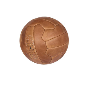 Ballon de football vintage en cuir véritable de qualité supérieure, fabriqué à la main, au design classique, idéal pour la décoration sportive, les cadeaux et les acheteurs, en vente. - Product Image 4