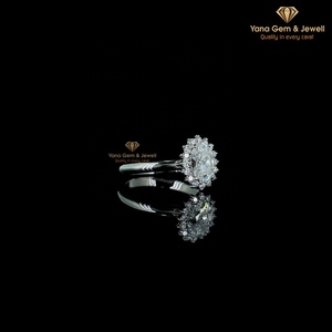 Bague de fiançailles classique à taille ovale 1,00 carat avec halo floral, diamant de laboratoire CVD, or massif 14K, certifié IGI, clarté VVS2, couleur D - Product Image 4